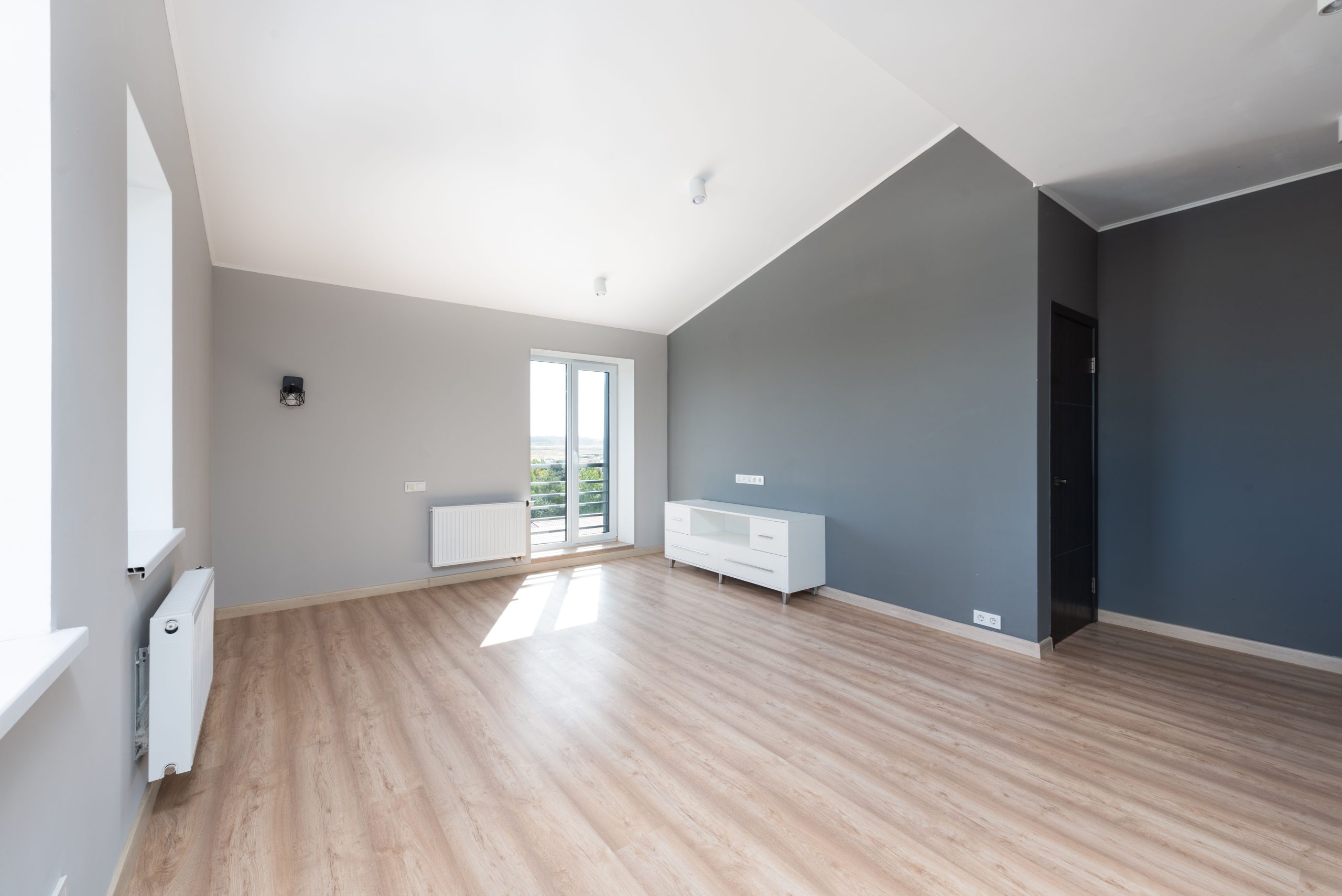 Lichte houten vloer in moderne woonkamer in Leeuwarden
